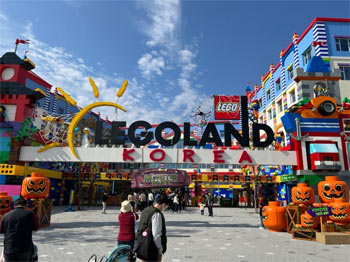 ▲10月21日、江原道春川市内のテーマパーク「レゴランド」に入場する人々。写真＝チョン・ジュンボム記者