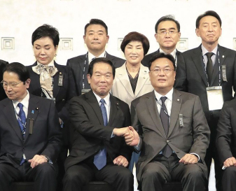 ▲3日、ソウル市中区のロッテホテルで開かれた合同総会で握手し、記念撮影する韓日議員連盟所属議員と日韓議員連盟所属議員たち。