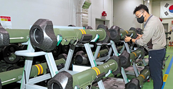 ▲9月22日、LIGネクスワン亀尾工場のヒョングン作業場で、納品を控えた中距離対戦車誘導弾「ヒョングン」を点検している従業員の様子。／亀尾＝キム・ドンファン記者