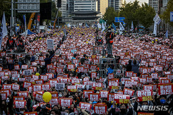 【コラム】世論を操作しようとする韓国の世論調査
