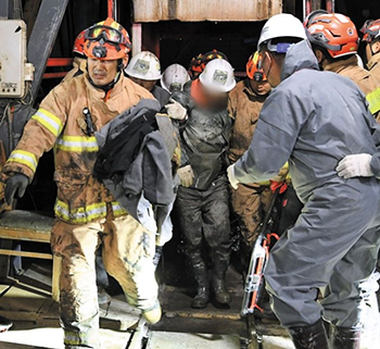 ▲慶尚北道奉化郡にある亜鉛鉱山の落盤事故で閉じ込められていた作業員2人が十日ぶりに生還した。写真＝韓国消防庁