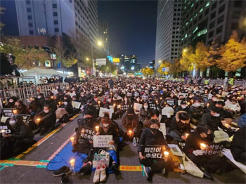▲5日午後5時、ソウル市庁駅近くで左派団体「ろうそく勝利転換行動」が梨泰院雑踏事故の犠牲者を追悼する集会を開いていた。写真＝キム・グァンジン記者