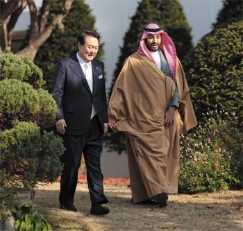 ▲17日、ソウル市竜山区の大統領官邸で、サウジアラビアのムハンマド・ビン・サルマン皇太子兼首相と歓談する尹錫悦（ユン・ソンニョル）大統領。写真提供＝大統領室