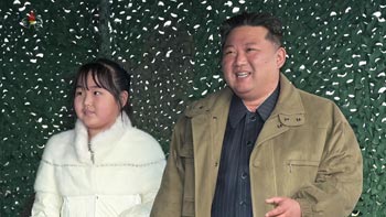 金正恩総書記、娘と一緒にICBM発射を視察