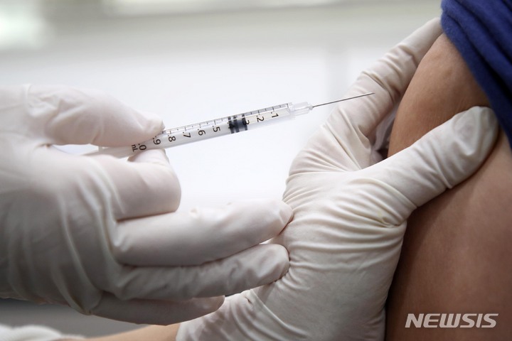 冬に向けて新型コロナ2価ワクチンの接種始まる