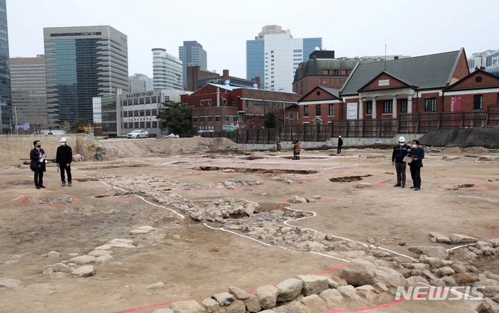 日帝強占期に取り壊された徳寿宮セン源殿領域の発掘調査現場