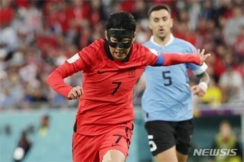 カタールW杯：よく戦った、感動した…韓国代表、強豪ウルグアイ相手にドロー