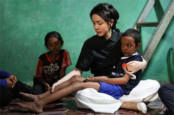 ▲尹錫悦大統領の夫人、金建希氏が今月12日、カンボジア・プノンペンで先天性心疾患を持つ児童の施設を訪れ、子どもを抱いている。／韓国大統領室