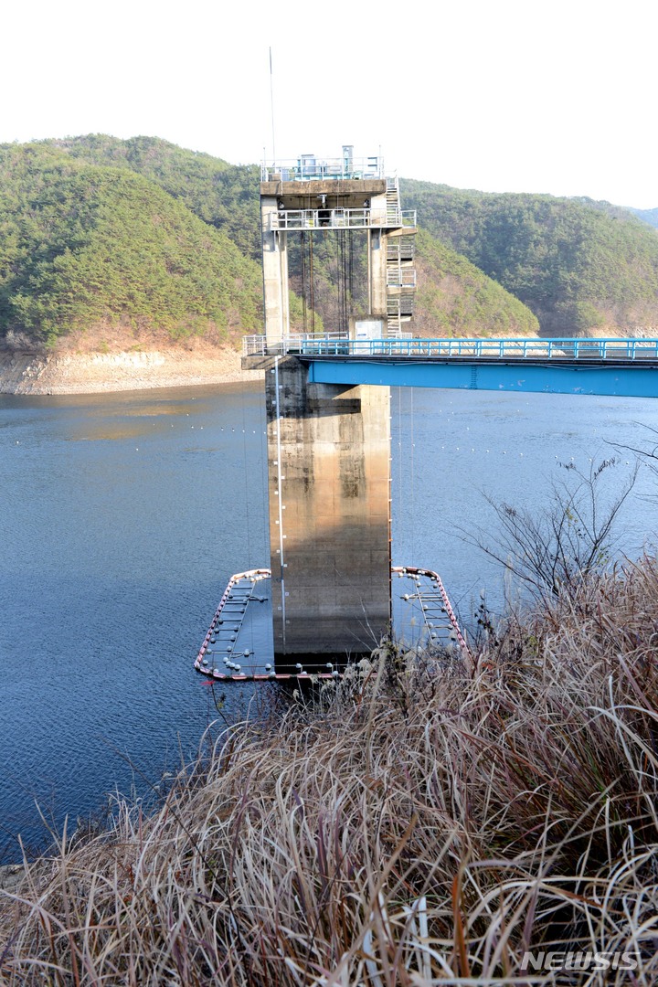最悪の日照りで取水塔の柱が露出した住岩ダム