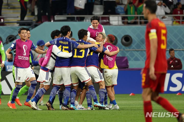 カタールw杯 日本 スペインにも2 1で逆転勝ち アジア初2大会連続決勝t進出 Chosun Online 朝鮮日報