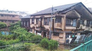 ▲雑草が伸び放題となっている東京都内の空き地。写真＝車学峯（チャ・ハクボン）記者