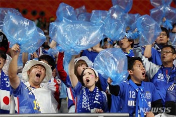 ▲今月1日（現地時間）に行われた日本とスペインとの試合で観客席で応援する日本のサポーター／NEWSIS