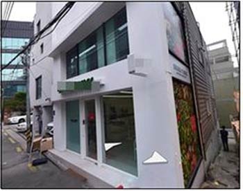 ▲売春あっせんグループがソウル市江南区の住宅街に設けた宅配専門サラダ店の外観／ソウル地方警察庁