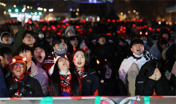 カタールW杯：「残念だけど太極戦士たちはよく戦った」　雪降る光化門広場で街頭応援