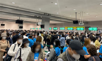 ▲先月28日、大阪府にある関西国際空港の到着ロビーを埋め尽くした韓国人観光客たち。写真提供＝読者