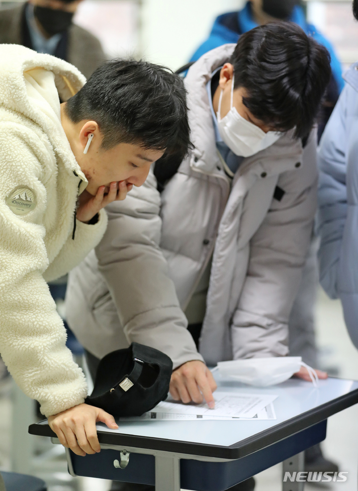 大学修学能力試験の成績表をチェックする受験生たちChosun online 朝鮮日報