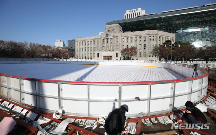 ソウル広場スケート場　16日のオープンに向け仕上げ作業