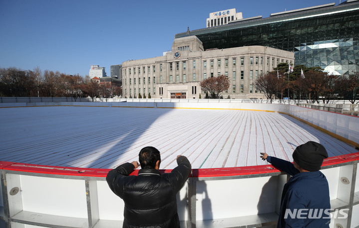 ソウル広場スケート場　16日のオープンに向け仕上げ作業