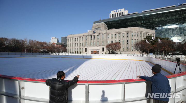 ソウル広場スケート場　16日のオープンに向け仕上げ作業