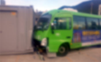 ▲ガードレール、歩行者、コンテナに相次いで衝突する事故を起こしたバス／釜山地方警察庁提供