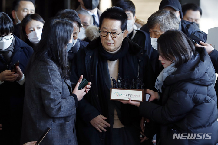 検察に姿を見せた朴智元・元国家情報院長Chosun online 朝鮮日報