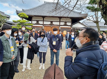▲徐程錫・公州大学教授が12月7日、奈良県にある日本最古の仏教寺院「飛鳥寺」で、「第43回　日本の中の韓民族史探訪」に参加した大学生らに説明しているところ。／写真＝チョン・ノクヨン記者