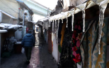 ▲寒波が続く16日午後、ソウル市永登浦区内にある「チョクパン（1人が寝起きできるくらいの小部屋）」が並ぶ集合住宅にはつららがぶら下がっていた。写真＝NEWSIS