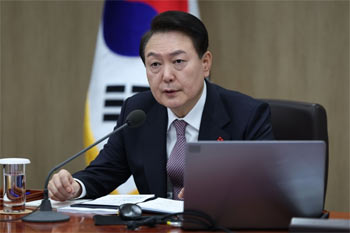 ▲竜山大統領室庁舎で国務会議を主催する尹錫悦（ユン・ソンニョル）大統領。13日撮影。／韓国大統領室提供