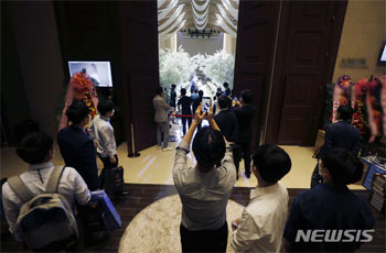 床が割れてドレスのまま氷点下の外へ…悪夢の結婚式、いったい何が　／全州