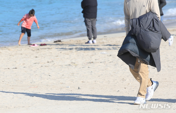 「気温上昇　にぎわう浜辺」　／済州