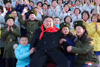 ▲北朝鮮の金正恩（キム•ジョンウン）総書記が1月1日、朝鮮少年団第9回大会の代表らと記念写真を撮影している。2023年1月2日、朝鮮中央通信連合ニュース
