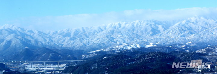 江陵から眺めた大関嶺の雪景色