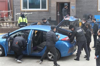 ▲済州市奉蓋洞の「済州平和憩いの場」に駐車された車両が捜索を受けた。／8日、聯合ニュース