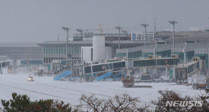 旧正月連休最終日、済州空港はシャットダウン