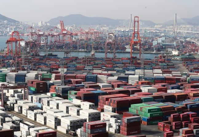 韓国、1月貿易赤字は過去最大127億ドル…半導体輸出は44％減