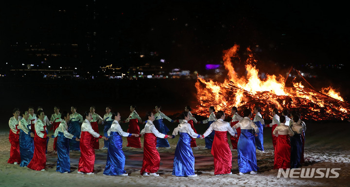 小正月の「タルチプ燃やし」と「カンガンスルレ」　／釜山