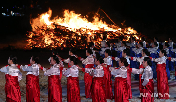 小正月の「タルチプ燃やし」と「カンガンスルレ」　／釜山