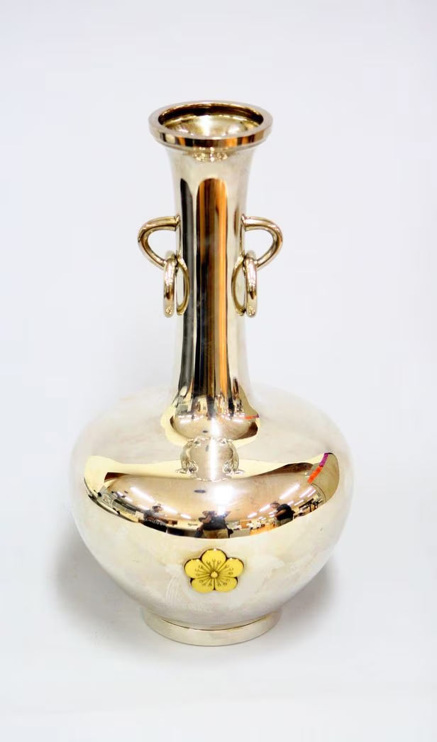底に「小林」の刻印…韓国の文化財・銀製李花文花瓶は日本製だった