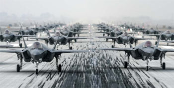 ▲韓国空軍が2022年3月25日、ある基地でF35Aステルス戦闘機28機を滑走路に並べて移動させる、いわゆる「エレファント・ウォーク」訓練を行っている様子。／写真＝国防部提供
