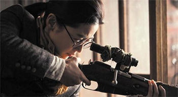 ▲2015年の韓国映画『暗殺』に登場する独立軍最高のスナイパー、アン・オギュン（チョン・ジヒョン）。同映画は観客1270万人を動員した。写真提供＝CJ ENM