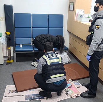 ▲1月20日午後8時、泥酔状態の30代女性がソウル市広津警察署管轄の華陽地区隊内にある椅子に横たわっている。＝パク・チンソン記者