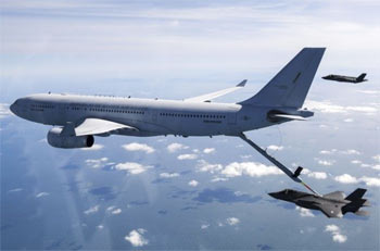 ▲韓国空軍の最新鋭ステルス戦闘機F35Aが21日、訓練中に空中給油を受けている様子。／写真＝韓国空軍