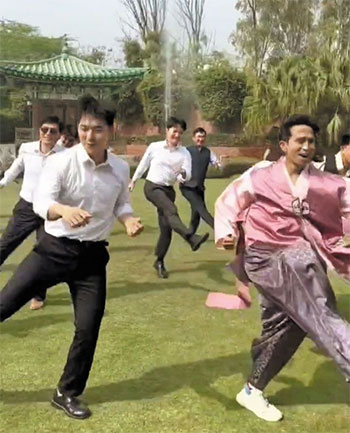 ▲駐インド韓国大使館職員らが『ナートゥ・ナートゥ』という曲に合わせてダンスをする動画のワンシーン。写真＝駐インド韓国大使館のツイッターより