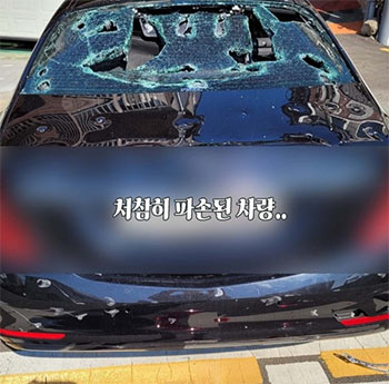 ▲釜山市で50代男性がハンマーで破損したベンツ車／釜山地方警察庁のSNSより