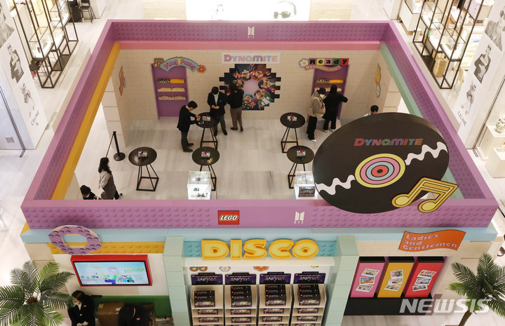 現代デパート板橋店にオープンした「レゴ BTS Dynamite ポップアップストア」