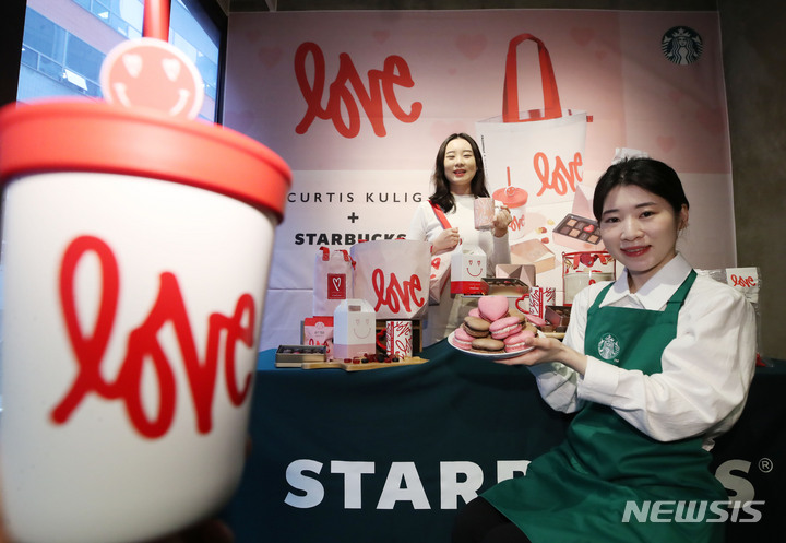 韓国スタバ、カーティス・クリグを手を組んだ「LOVE」フード＆グッズ発表