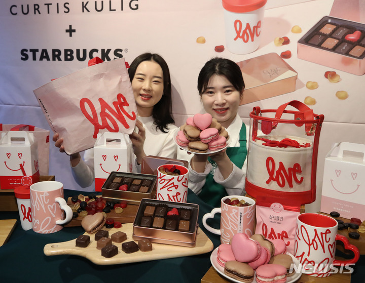 韓国スタバ、カーティス・クリグを手を組んだ「LOVE」フード＆グッズ発表