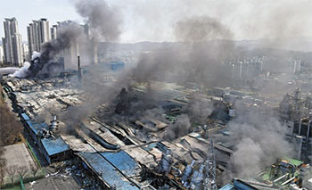 ▲大田市大徳区にあるハンコックタイヤ大田工場から黒煙が上がっている。／13日午後、シン・ヒョンジョン記者