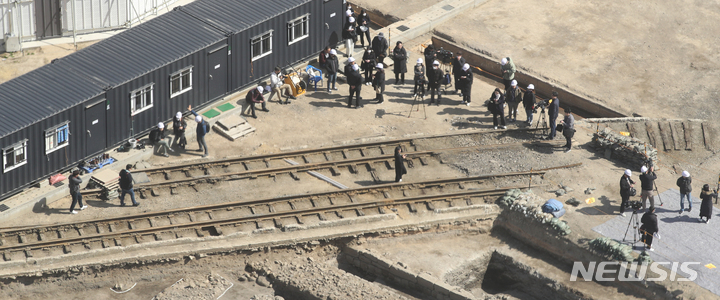 一般市民に公開された光化門・月台発掘現場の鉄道線路