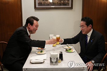 夕食会２次会で親睦深めた韓日首脳　韓国焼酎も登場